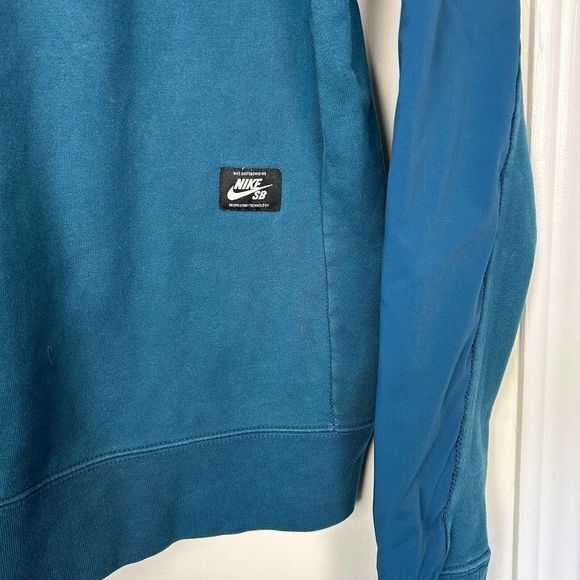 Nike SB Men's Medium Crew Neck Sweatshirt Water‎ Resistant Sleeves Solid Blue - Picture 4 of 8